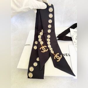 CHANEL 100% Silk Bandeau Twilly Scarf w Pearl CC Logo Accent in Dark Navy Blue